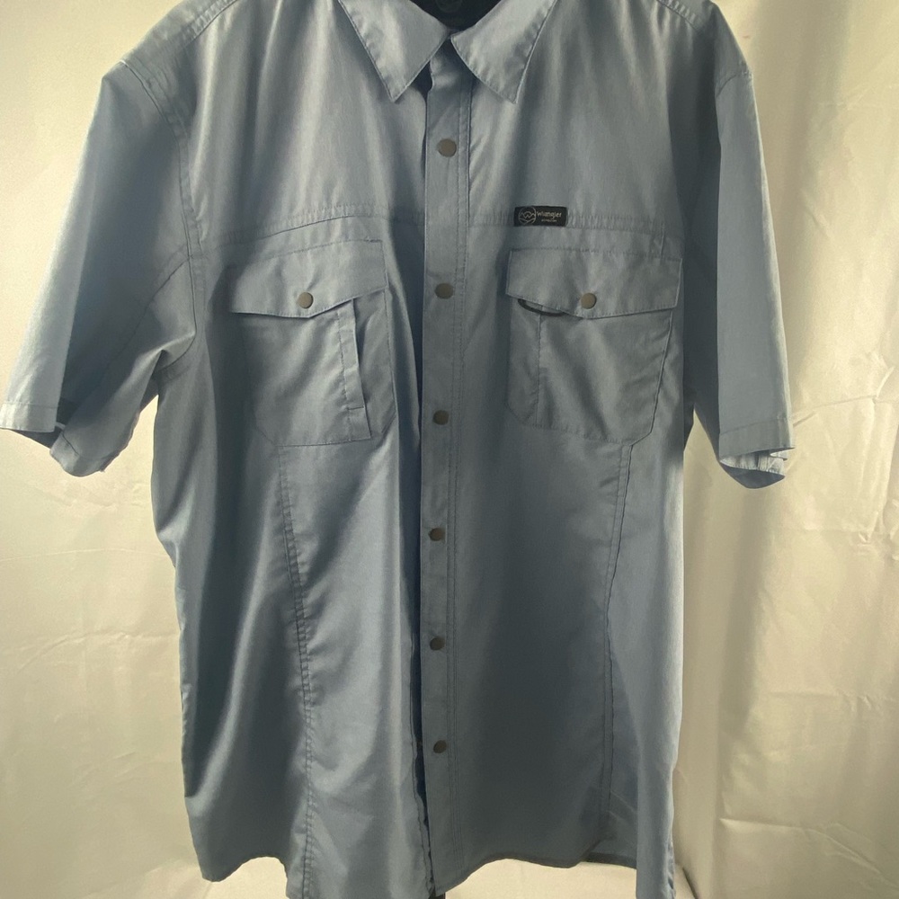 Like new Wrangler Mens button up short sleeve shirt!
